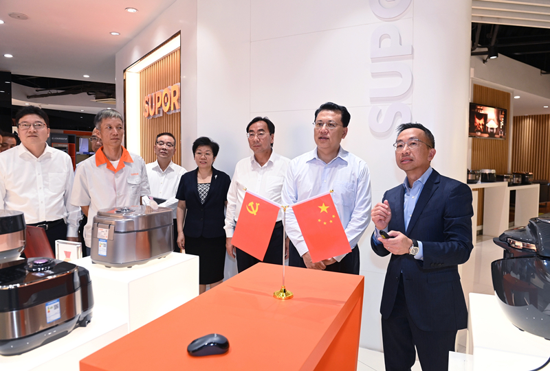 袁家軍考察紹興基地_副本.jpg 袁家軍考察紹興基地_副本.jpg