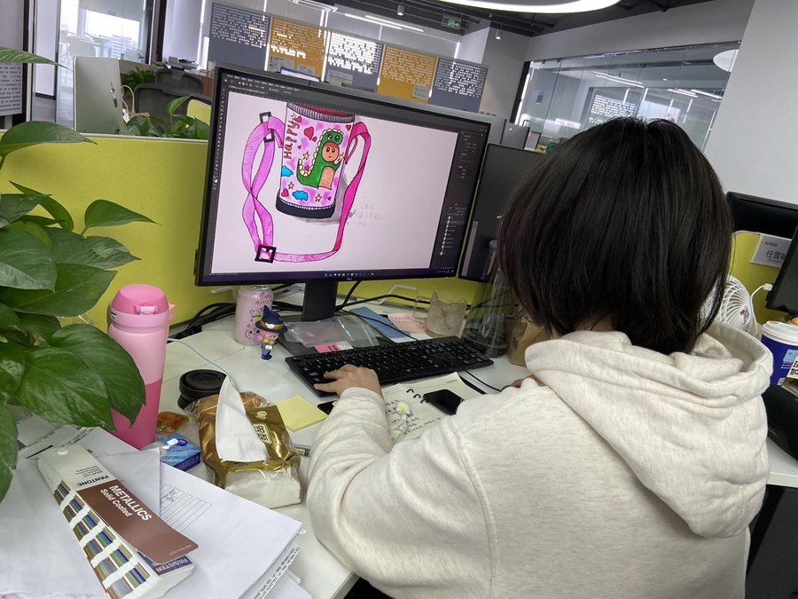 1658820283962902Hl5A.jpg 貼紙設計師工作照.jpg